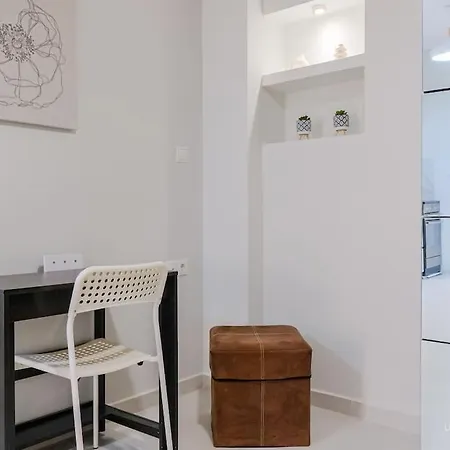 Daire Minimalistic City Apartment, Vesta Philoxenia